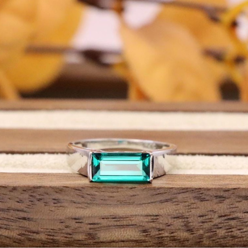 925 Silver Ring with Green Gemstone